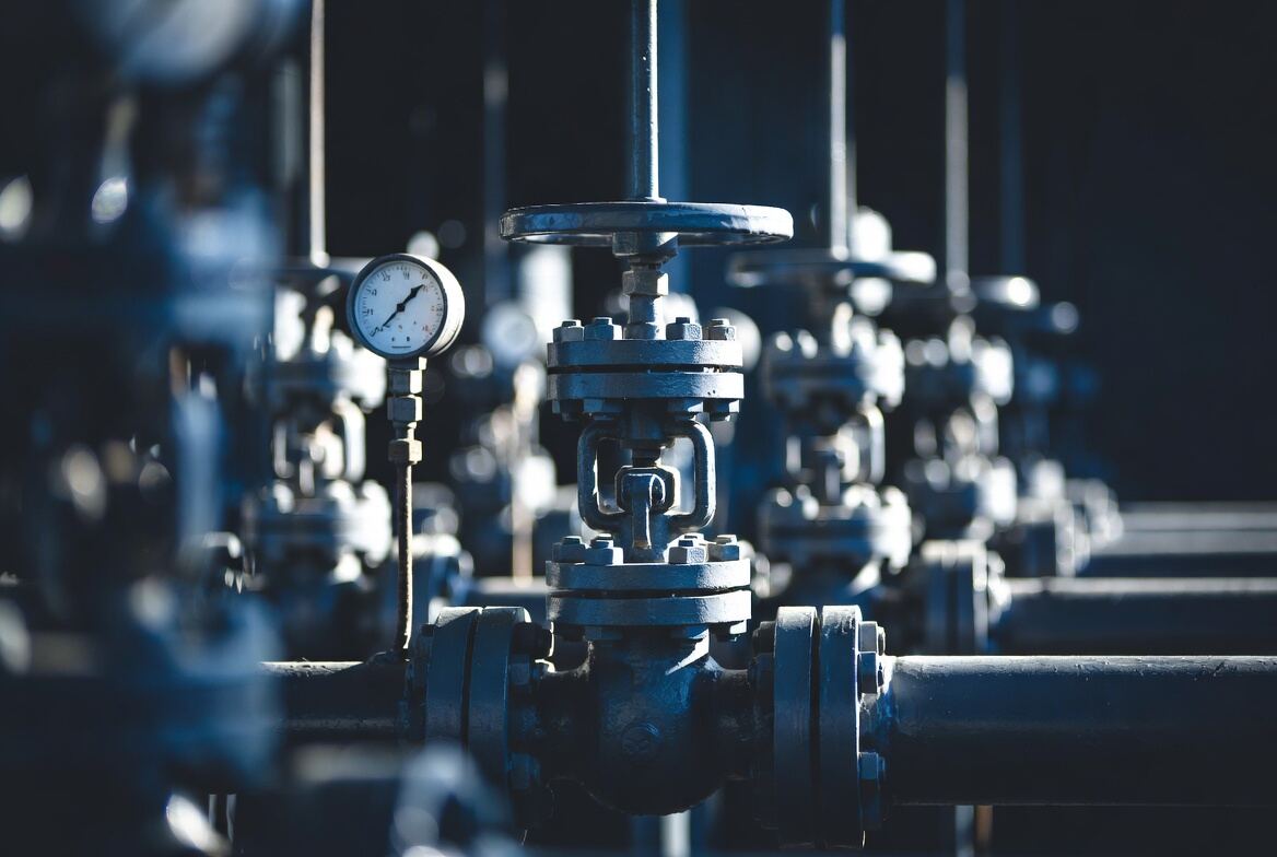 Detalle de válvulas industriales y manómetro