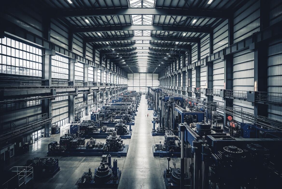 Nave industrial moderna con maquinaria pesada